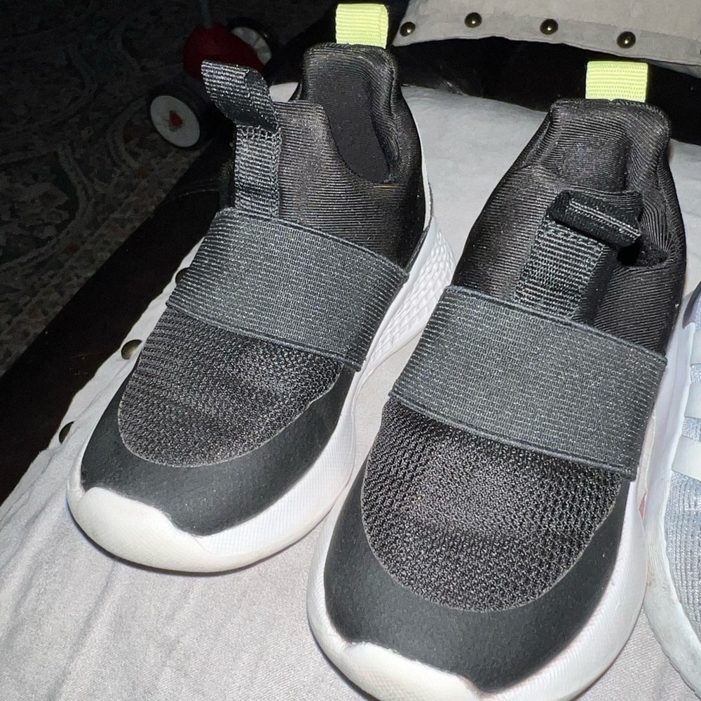 Toddler tennis shoes